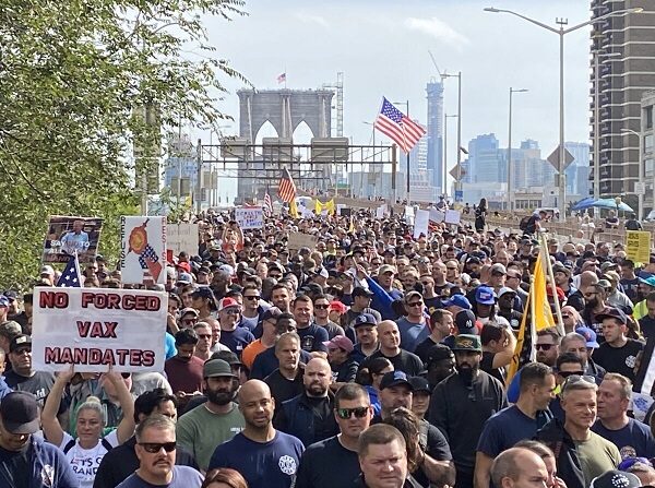 Miles de manifestantes contra las órdenes de vacunas de Nueva York marchan a lo largo del puente de Brooklyn en Manhattan, Nueva York, el 26 de octubre de 2021. (Sarah Lu/The Epoch Times)