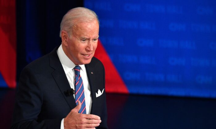 El presidente de los Estados Unidos, Joe Biden, participa en un ayuntamiento de CNN en el Baltimore Center Stage en Baltimore, Maryland, el 21 de octubre de 2021. (NICHOLAS KAMM/AFP a través de Getty Images)