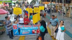 Colombianos protestan contra el carnet de vacunación de COVID-19 que entra en vigor este martes