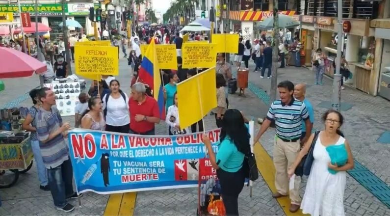 Captura de pantalla de las protestas contra la obligatoriedad del carnet de vacunación en Meta, Colombia, 13 de noviembre 2021.  (Cortesía de t.me/EternaLuzOrg/Captura de pantalla vía The Epoch Times)
