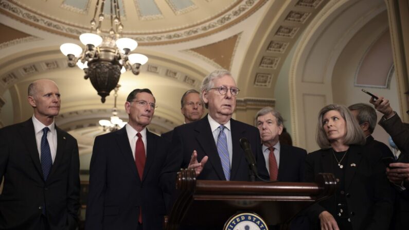 El líder de la minoría del Senado, Mitch McConnell (R-Ky.), se dirige a los periodistas después de un almuerzo semanal de política republicana mientras (I-D) el senador Rick Scott (R-Fla.), el senador John Barrasso (R-Wyo.), el senador John Thune (R-S.D.), el senador Roy Blunt (R-Mo.) y la senadora Joni Ernst (R-Iowa) observan en el Capitolio de Estados Unidos en Washington el 5 de octubre de 2021. (Anna Moneymaker/Getty Images)