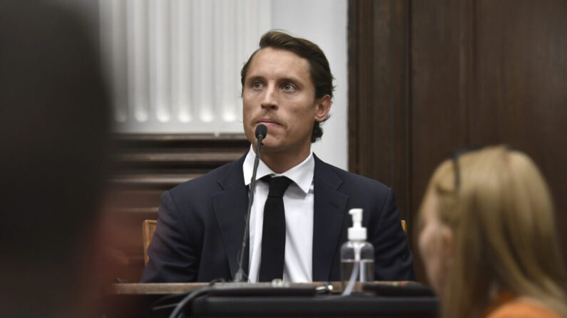 Richard McGinniss, director jefe de video de The Daily Caller, testifica durante el juicio de Kyle Rittenhouse en el Tribunal del Condado de Kenosha, en Kenosha, Wisconsin, el 4 de noviembre de 2021. (Sean Krajacic/Pool/Getty Images)