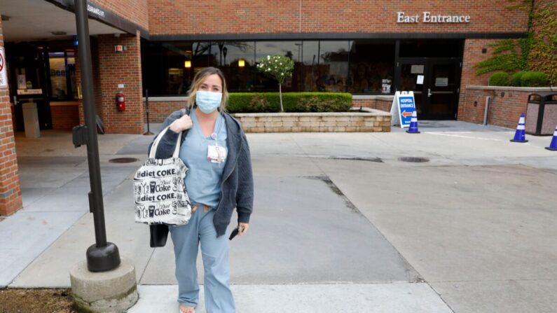 Una enfermera camina fuera del Hospital Beaumont en Grosse Pointe, Michigan, en una fotografía de archivo. (Jeff Kowalsky/AFP vía Getty Images)