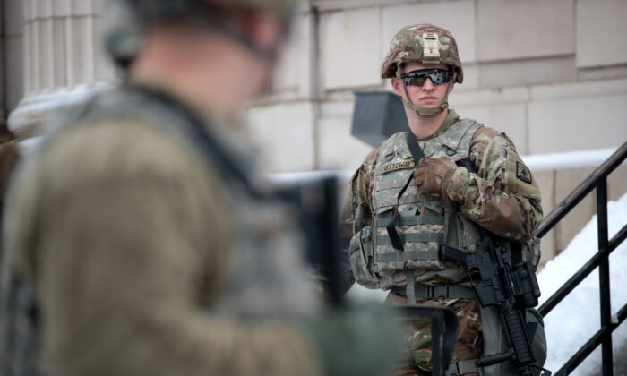 Guardias nacionales montan guardia cerca del Tribunal del Condado de Kenosha en Kenosha, Wisconsin, el 5 de enero de 2021. (Scott Olson/Getty Images)