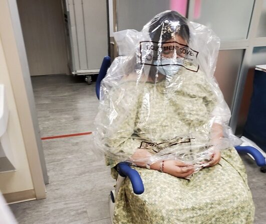 Nayeli Serna fue colocada bajo una bolsa de plástico transparente para equipos en la sala de emergencias del Medical Center Hospital en Odessa, Texas, el 28 de agosto de 2021. (El Proyecto de Responsabilidad de Odessa)