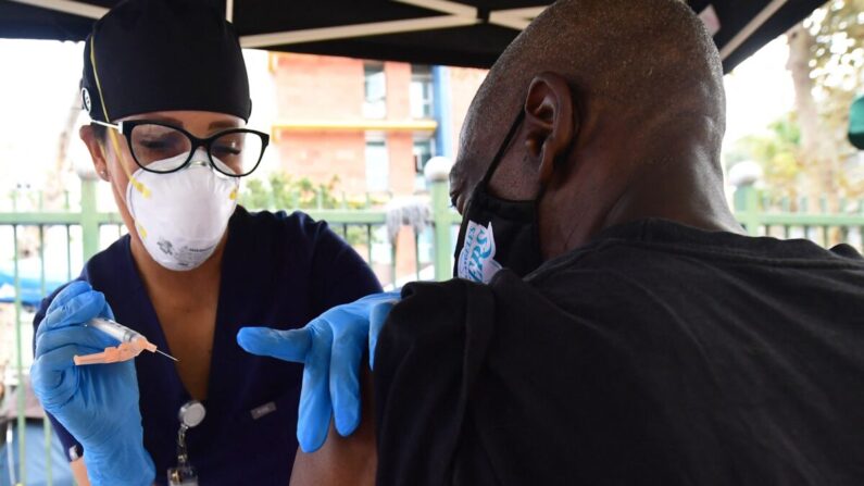Una enfermera administra la vacuna contra la COVID-19 de Johnson & Johnson en Los Ángeles (California) el 22 de agosto de 2021. (Frederic J. Brown/AFP vía Getty Images)