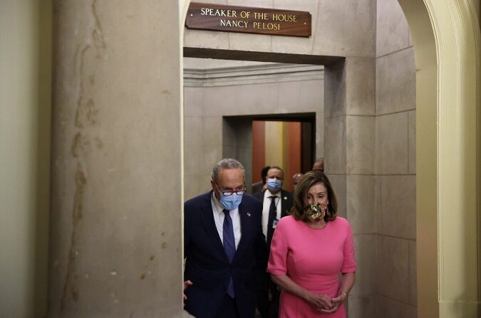 (I) El entonces líder de la minoría del Senado, Chuck Schumer (D-N.Y.)  y (D) la presidenta de la Cámara de Representantes, Nancy Pelosi (D-Calif.), caminan para hablar con los periodistas después de reunirse con funcionarios de la Casa Blanca en el Capitolio de Estados Unidos en Washington el 7 de agosto de 2020. (Alex Wong/Getty Images)