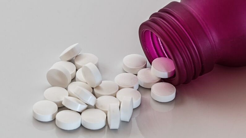 Las múltiples acciones de la melatonina como antiinflamatorio, antioxidante y antiviral (contra otros virus) hacen que sea una opción razonable para su uso. (petal-bottle-medicine-pharmacy-prescription-pills-955530-pxhere.com)