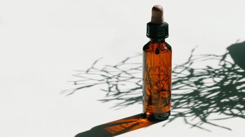 El aceite de semilla negra está acumulando una lista impresionante de beneficios para la salud investigados, incluidos los posibles efectos terapéuticos sobre COVID-19. Imagen ilustrativa. (Ksenia Chernaya/Pexels)