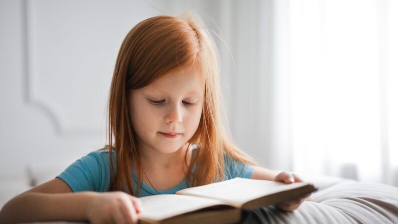 Aliente a los niños a escribir con frecuencia, ya sean cartas a la familia o historias que inventen. (pexels-photo-3755619)