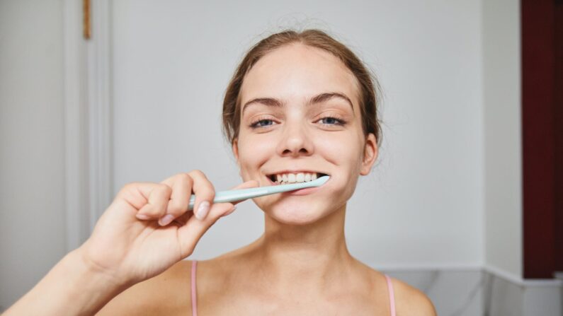 Una buena higiene dental puede evitar que las bacterias de nuestra boca desencadenen una respuesta inmunitaria con peligrosas consecuencias.(Pexels)