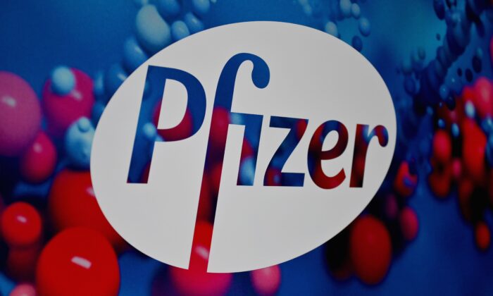 El logotipo de Pfizer se ve en la sede de Pfizer Inc. en la ciudad de Nueva York el 9 de diciembre de 2020. (Angela Weiss/AFP vía Getty Images)
