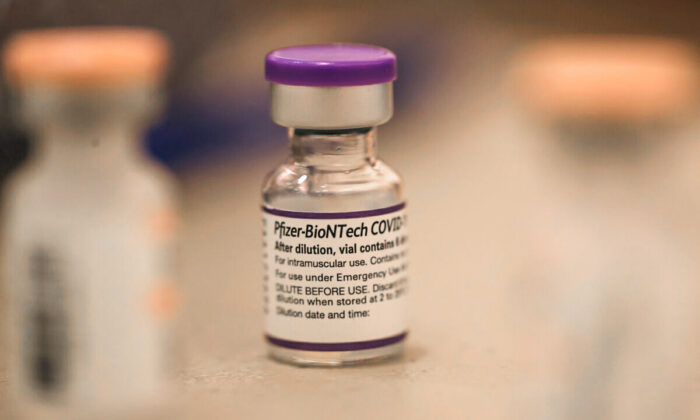 En una fotografía de archivo se ve un vial de la vacuna contra COVID-19 de Pfizer-BioNTech. (Justin Sullivan/Getty Images)