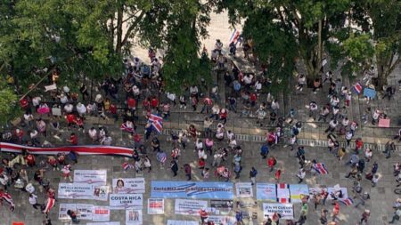 Aumentan protestas en Costa Rica tras convertirse en el primer país que obliga la vacuna en niños