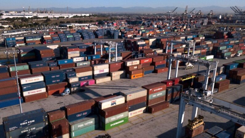 Contenedores de carga en el Puerto de Los Ángeles en San Pedro, California, el 15 de octubre de 2021. (Patrick Fallon/AFP vía Getty Images)