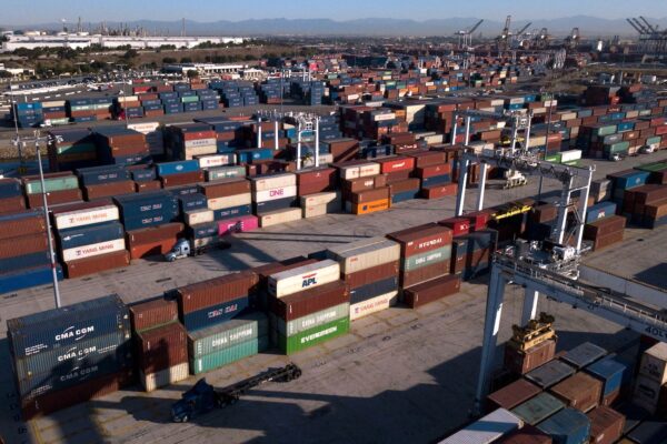 Contenedores de carga en el Puerto de Los Ángeles en San Pedro, California, el 15 de octubre de 2021. (Patrick Fallon/AFP vía Getty Images)
