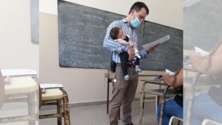 Profesor cuida a bebé de su alumna mientras ella toma la clase: «La hizo dormir, es un genio»