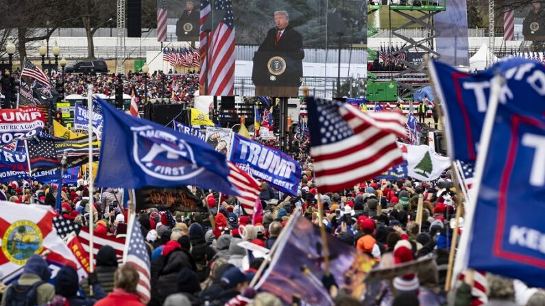 El presidente Donald Trump se ve en una pantalla mientras sus partidarios animan durante un mitin en el National Mall en Washington el 6 de enero de 2021. (Samuel Corum/Getty Images)