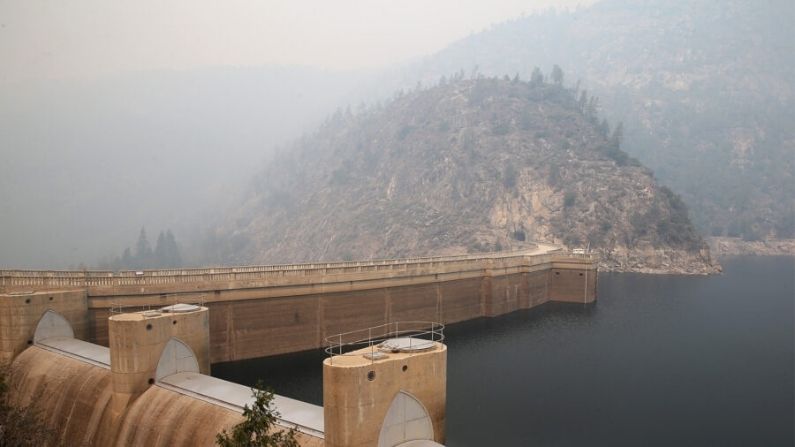 El embalse Hetch Hetchy, una fuente de agua potable para 2.7 millones de personas en la ciudad de San Francisco, se ve desde la presa O'Shaughnessy en el Parque Nacional de Yosemite, California, el 28 de octubre de 2021. (George Rose/Getty Images)