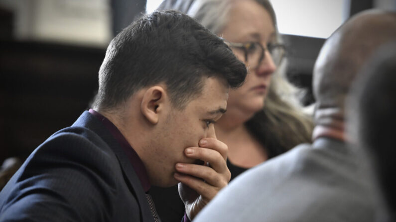 Kyle Rittenhouse se tapa la cara con la mano cuando es declarado inocente de todos los cargos en el Palacio de Justicia del Condado de Kenosha en Kenosha, Wisconsin, el 19 de noviembre de 2021. (Sean Krajacic/Pool/Getty Images)