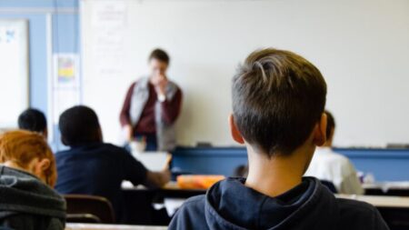 Maestra de Texas renuncia luego que alumno se quemara las manos en experimento de ciencias