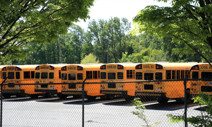 Autobuses escolares estacionados durante la pandemia del coronavirus (COVID-19), el 21 de abril de 2020, en Charlotte, Carolina del Norte. (Streeter Lecka/Getty Images)