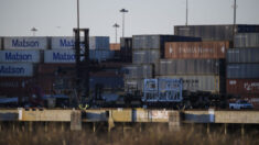 Texas rellena los huecos del muro fronterizo con contenedores de mercancías: Oficina de Abbott