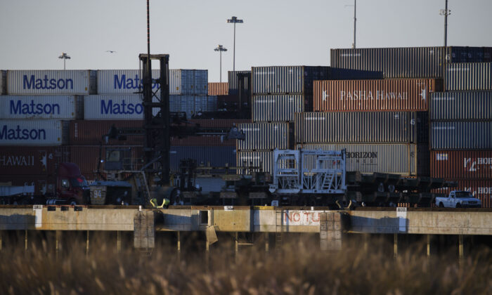Contenedores de transporte de mercancías en una foto de archivo. (Patrick T. Fallon/AFP a través de Getty Images)