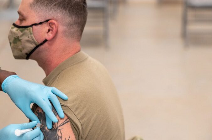 Un soldado recibe una vacuna COVID-19 de los Servicios Médicos Preventivos del Ejército en Fort Knox, Kentucky, el 9 de septiembre de 2021. (Jon Cherry/Getty Images)