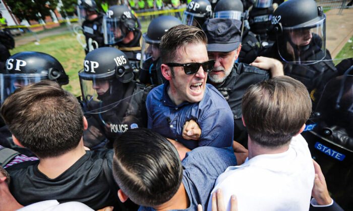 El nacionalista Richard Spencer y sus partidarios se enfrentan a la Policía Estatal de Virginia en el Parque de la Emancipación después de que la manifestación "Unite the Right" fuera declarada una reunión ilegal en Charlottesville, Virginia, el 12 de agosto de 2017. (Chip Somodevilla/Getty Images)