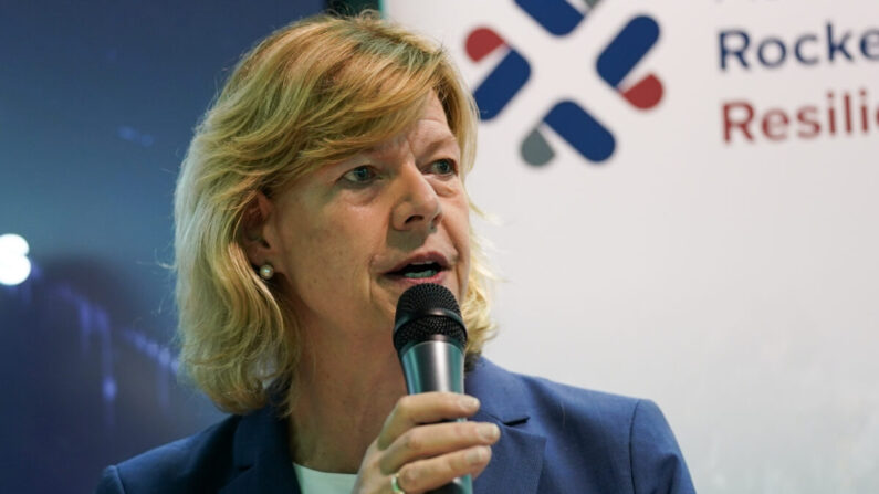 La senadora Tammy Baldwin (D-Wis.) habla durante una conferencia en Escocia el 6 de noviembre de 2021. (Ian Forsyth/Getty Images)