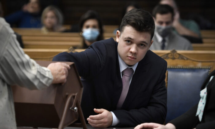 Kyle Rittenhouse durante su juicio en el Palacio de Justicia del Condado de Kenosha, en Kenosha, Wisconsin, el 16 de noviembre de 2021. (Getty Images)
