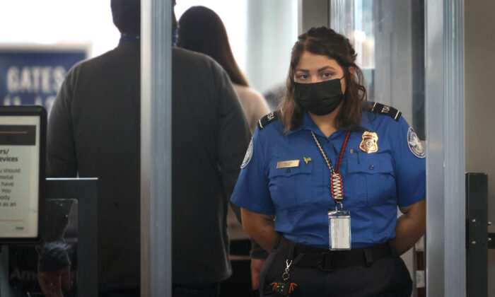 Los trabajadores de la Administración de Seguridad del Transporte (TSA, por sus siglas en inglés) examinan a los pasajeros en el Aeropuerto Internacional O'Hare en Chicago, Illinois, el 8 de noviembre de 2021. (Scott Olson/Getty Images)