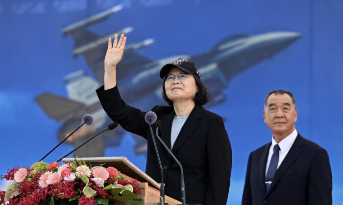 La presidenta de la República de China (Taiwán), Tsai Ing-wen, saluda a un caza F-16 V mejorado de fabricación estadounidense mientras el ministro de Defensa, Chiu Kuo-cheng, observa durante una ceremonia en la Fuerza Aérea de Chiayi, en el sur de Taiwán, el 18 de noviembre de 2021. (Sam Yeh/AFP vía Getty Images)