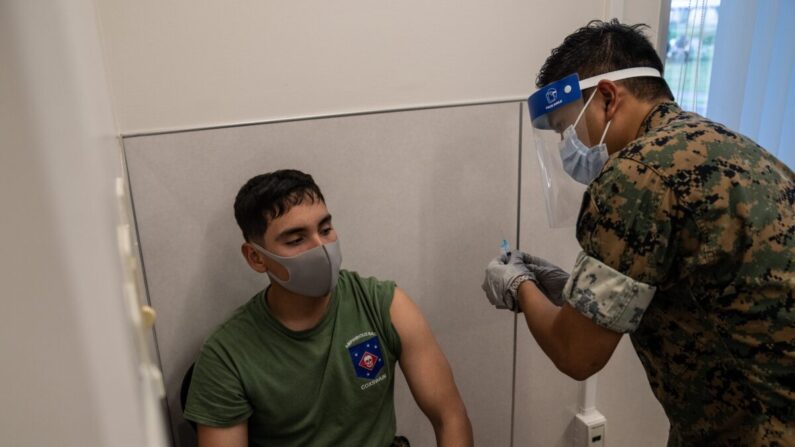 Un marine de Estados Unidos recibe la vacuna Moderna COVID-19 en Camp Foster en Kin, Japón, el 28 de abril de 2021. (Carl Court/Getty Images)