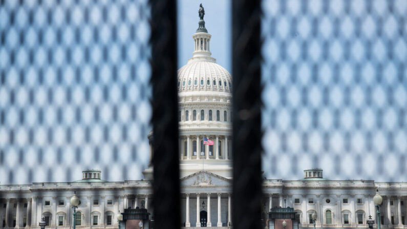 Una alta valla de seguridad rodea el Capitolio de Estados Unidos antes del discurso del presidente Joe Biden ante una sesión conjunta del Congreso en Washington, el 28 de abril de 2021. (Saul Loeb/AFP vía Getty Images)