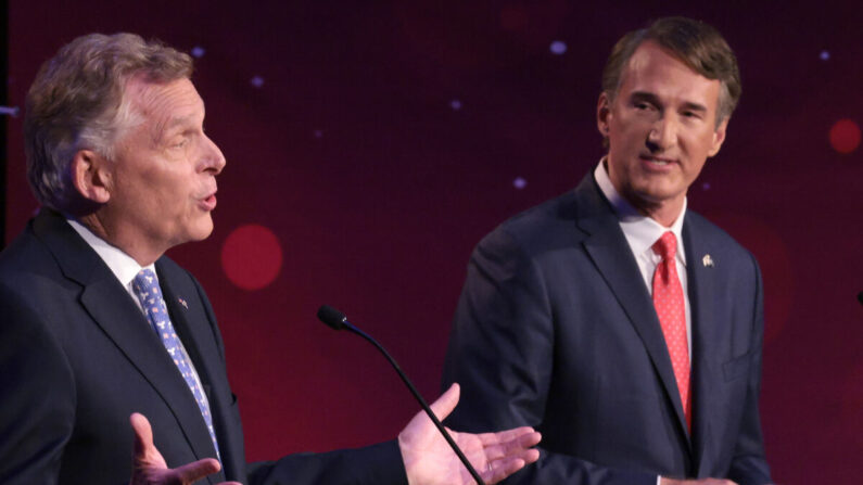 El exgobernador de Virginia Terry McAuliffe (izq.) debate con el candidato republicano a gobernador Glenn Youngkin en Alexandria, Virginia, el 28 de septiembre de 2021. (Win McNamee/Getty Images)