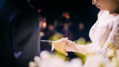 Novia parapléjica sorprende a su prometido y camina hacia el altar el día de su boda