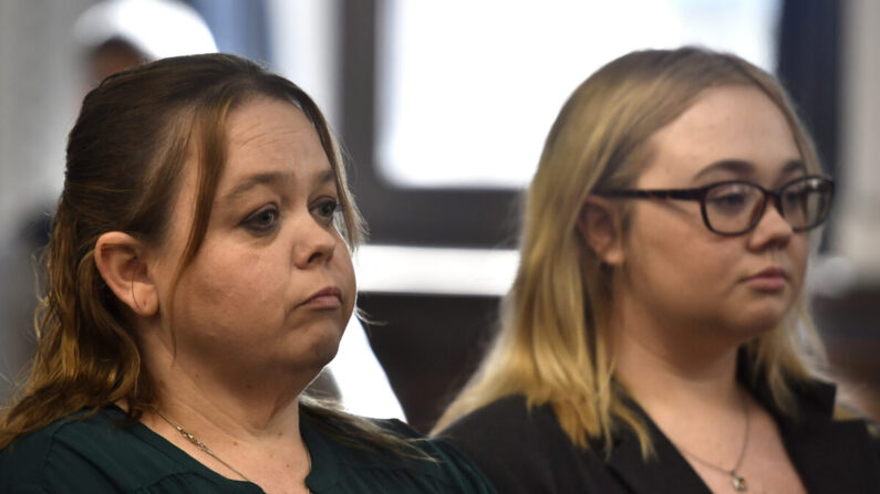 La madre de Kyle Rittenhouse, a la izquierda, y su hermana son vistas durante el juicio de Rittenhouse en el Tribunal del Condado de Kenosha, en Kenosha, Wis, el 2 de noviembre de 2021. (Sean Krajacic/Pool/The Kenosha News vía AP)