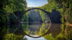 Puente de 160 años de antigüedad crea un círculo perfecto al reflejarse en el agua