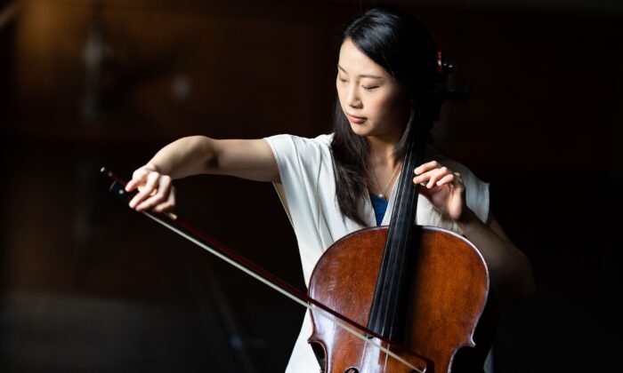 Yuchien Yuan, violonchelista de Shen Yun Performing Arts. (Larry Dye/Shen Yun Performing Arts)