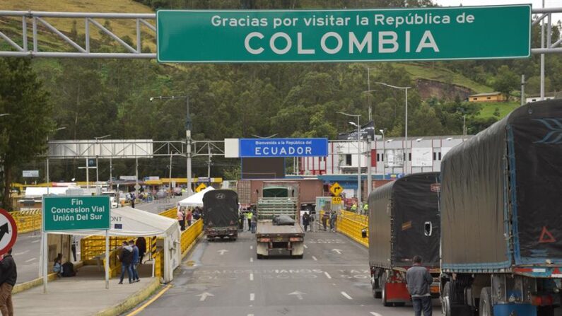 Camiones cruzan la frontera de Ecuador y Colombia tras su reapertura el 15 de diciembre de 2021 en Tulcán (Ecuador). EFE/Xavier Montalvo