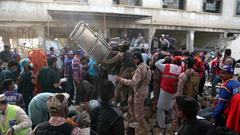 Funcionarios de seguridad paquistaníes inspeccionan el lugar de una explosión que tuvo lugar en Paracha Chowk, en Karachi, Pakistán, el 18 de diciembre de 2021. (EFE/EPA/Rehan Khan)