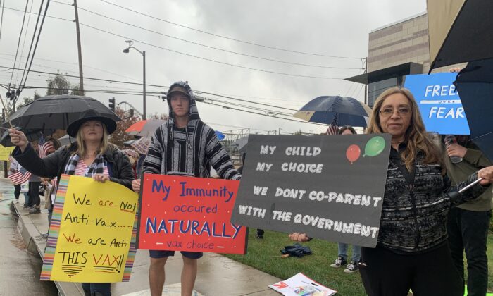 Decenas de padres y estudiantes se manifiestan en respuesta al paro escolar estatal para protestar contra la orden de vacunación contra la COVID-19 en las escuelas de California, frente al edificio del Distrito Escolar Unificado de Bonita en San Dimas (California) el 18 de octubre de 2021. (Linda Jiang/The Epoch Times)