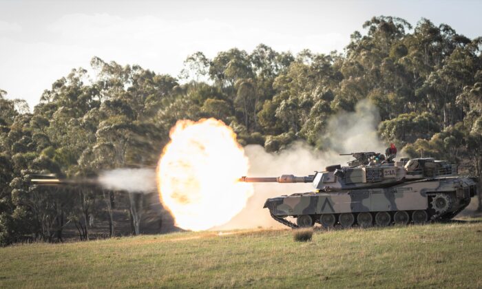 Una fotografía de un tanque M1A1 Abrams del Ejército Australiano disparando a objetivos durante el Ejercicio Chong Ju en el área de entrenamiento de Puckapunyal, Victoria, Australia, el 17 de mayo de 2018. (Imagen de AAP/Suministrada por el Departamento de Defensa de Australia)