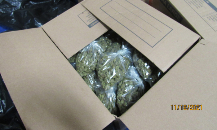 Marihuana empaquetada encontrada durante una redada en almacenes en White City, Oregon, el 18 de noviembre de 2021. (Policía Estatal de Oregon)