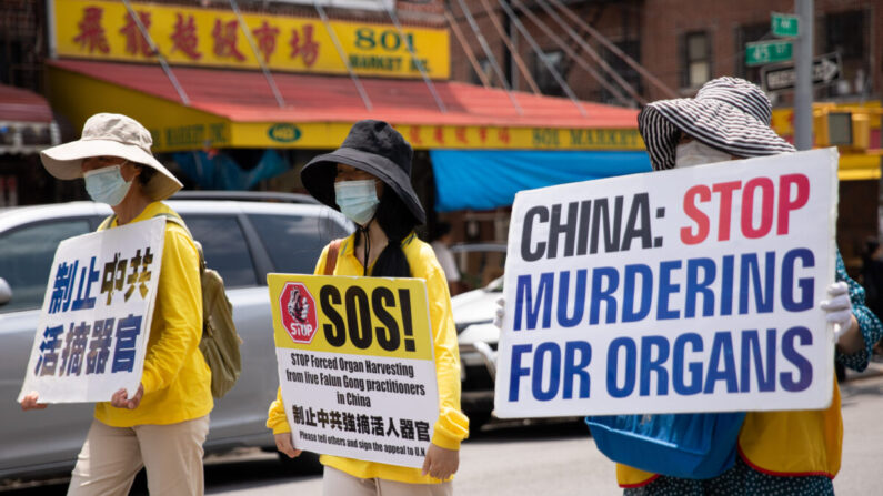 Practicantes de Falun Gong participan en un desfile que marca el 22º año de la persecución de Falun Gong en China, en Brooklyn, Nueva York, el 18 de julio de 2021. (Chung I Ho/The Epoch Times)