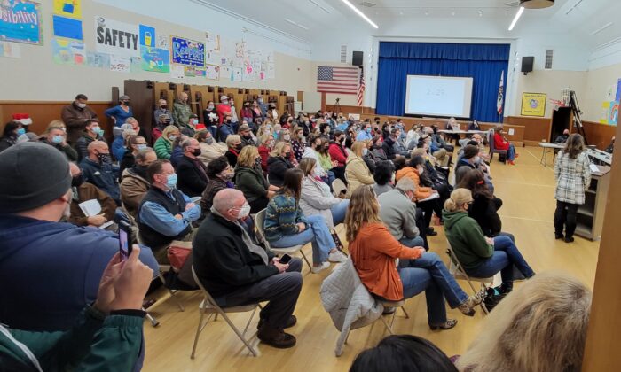 Una multitud de más de 150 personas llenó una reunión de la junta escolar en Salinas, California, el 15 de diciembre de 2021. (Cortesía de Josey Schenkoske)
