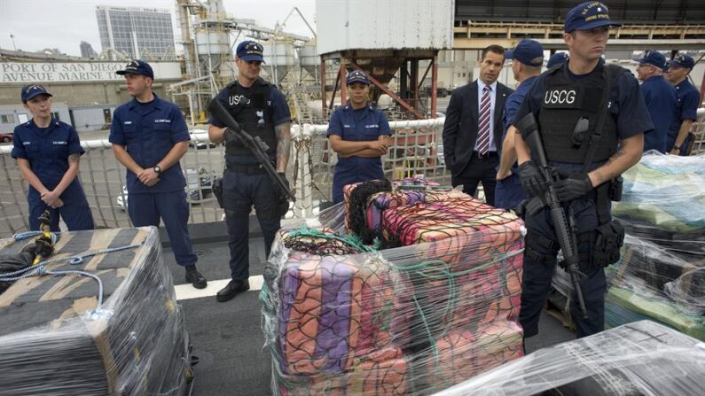 Fotografía de archivo de Agentes de la Guardia Costera que custodian bultos de cocaína incautados. EFE/David Maung