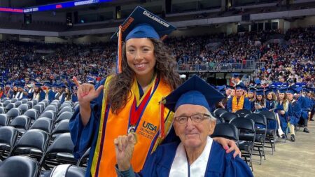 Abuelo de 87 años y su nieta se gradúan juntos de la universidad: «Estoy muy orgullosa de él»